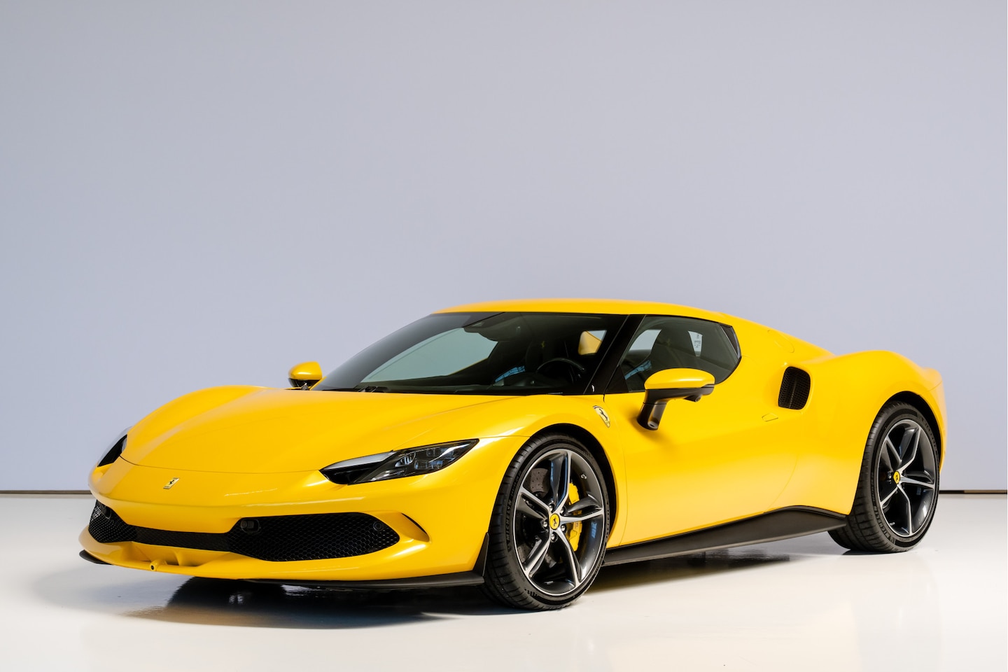 Ferrari 296 GTB - Giallo Triplo Strato, Carbon, Apple CarPlay - AutoWereld.nl