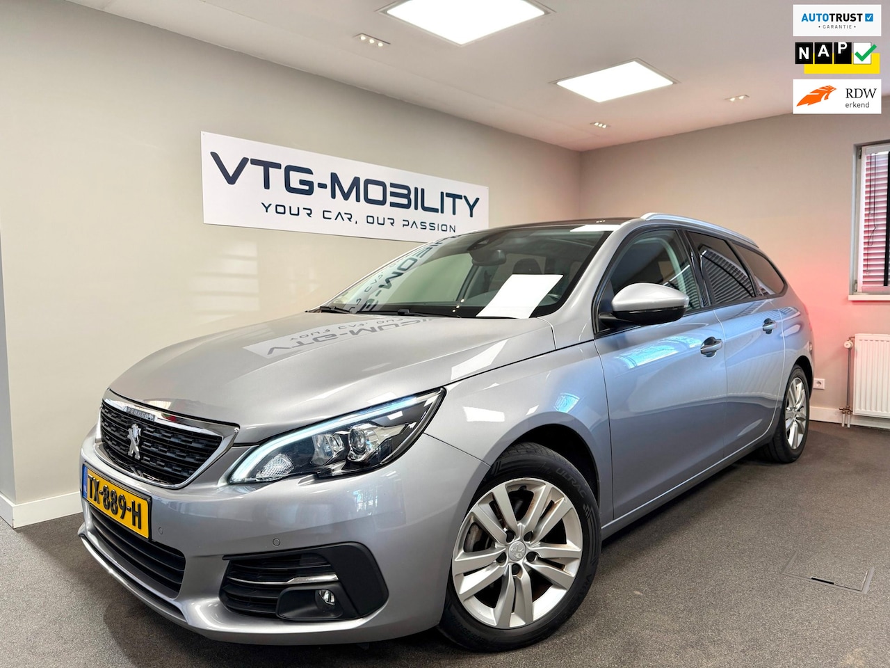 Peugeot 308 SW - 1.2 PureTech Blue Lease Executive Navi|Pano|PDC V/A|ElektrischPakket|APK 11-2026 - AutoWereld.nl