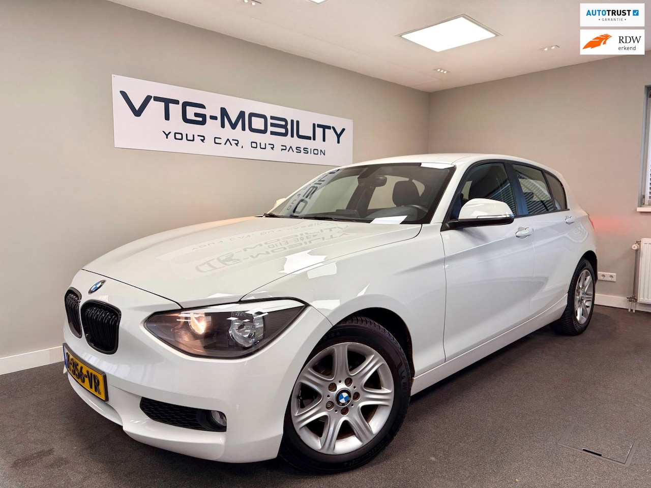 BMW 1-serie - 116i Business+ Elektrisch Pakket|Airco|PDC A|MultiMedia|Bluetooth|Nieuwe APK 2027 - AutoWereld.nl
