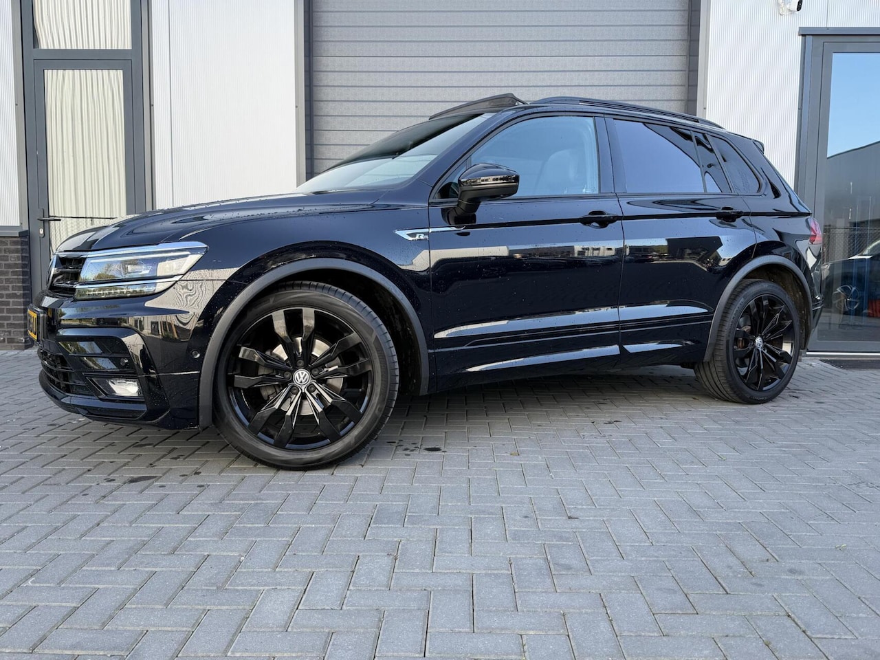 Volkswagen Tiguan - 1.5 TSI ACT Highline Business R PANO|360 - AutoWereld.nl