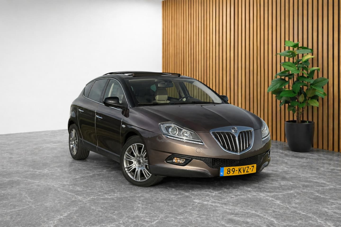Lancia Delta - 1.8-16V Di Executive (PANORAMADAK, BOSE, CRUISE, LEDER, PARKEERSENSOREN, PERFECT ONDERHOUD - AutoWereld.nl
