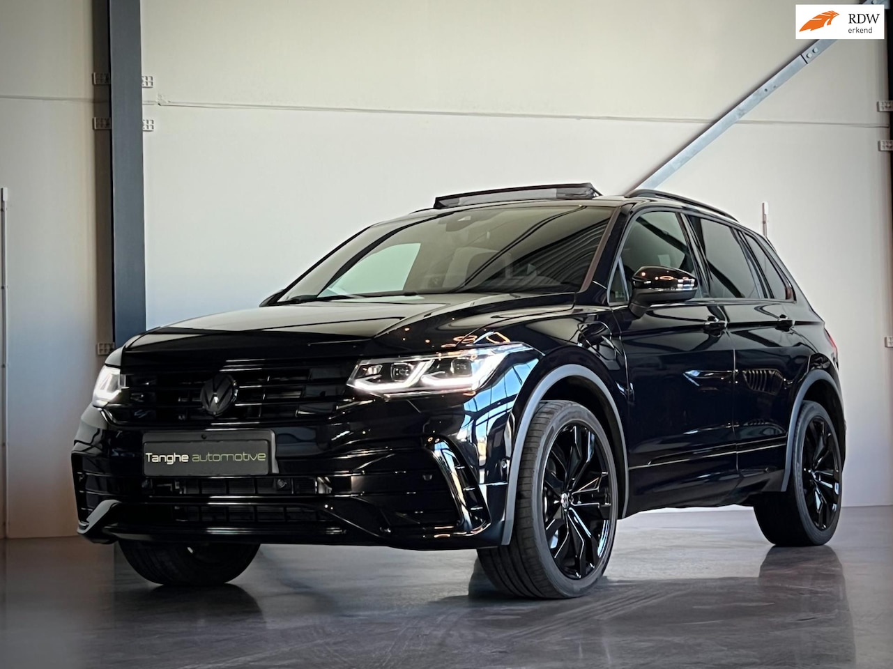 Volkswagen Tiguan - 1.4 TSI eHybrid R-Line, Panodak, Trekhaak, ACC, DCC, Matrix - AutoWereld.nl