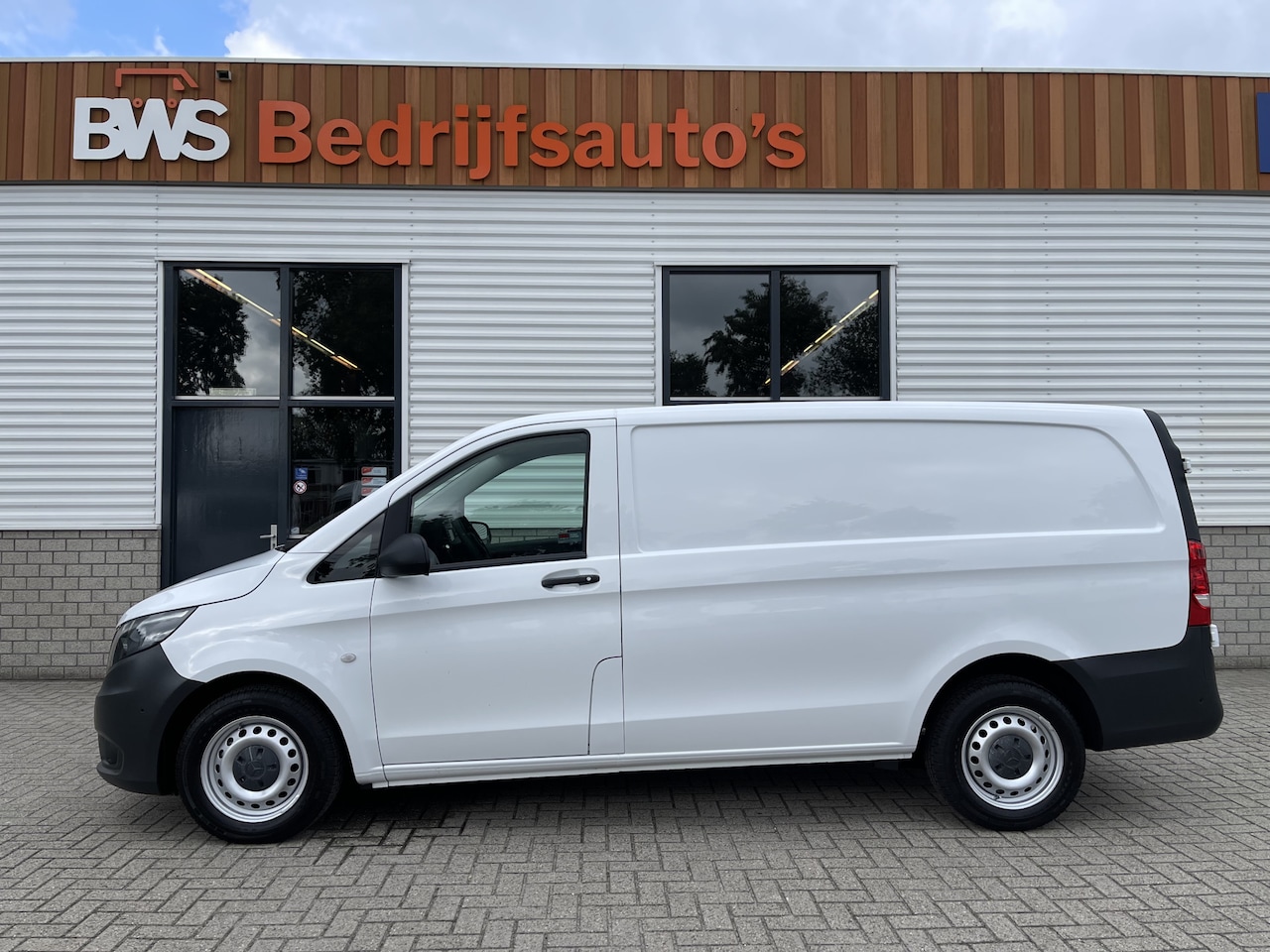 Mercedes-Benz Vito - 109 CDI Lang L2H1 / rijklaar € 14.950 ex btw / lease vanaf € 329 / cruise / trekhaak / air - AutoWereld.nl