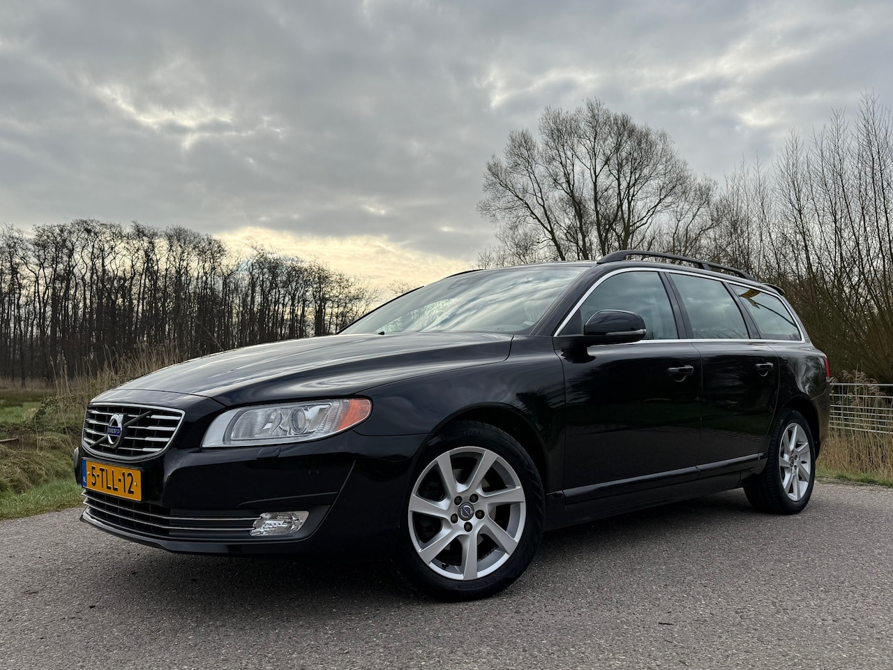 Volvo V70 - 1.6 T4 Nordic+ | 2e Eigenaar | Leder | Nieuwe Distributie | Bi-Xenon | Navi | Trekhaak | C - AutoWereld.nl