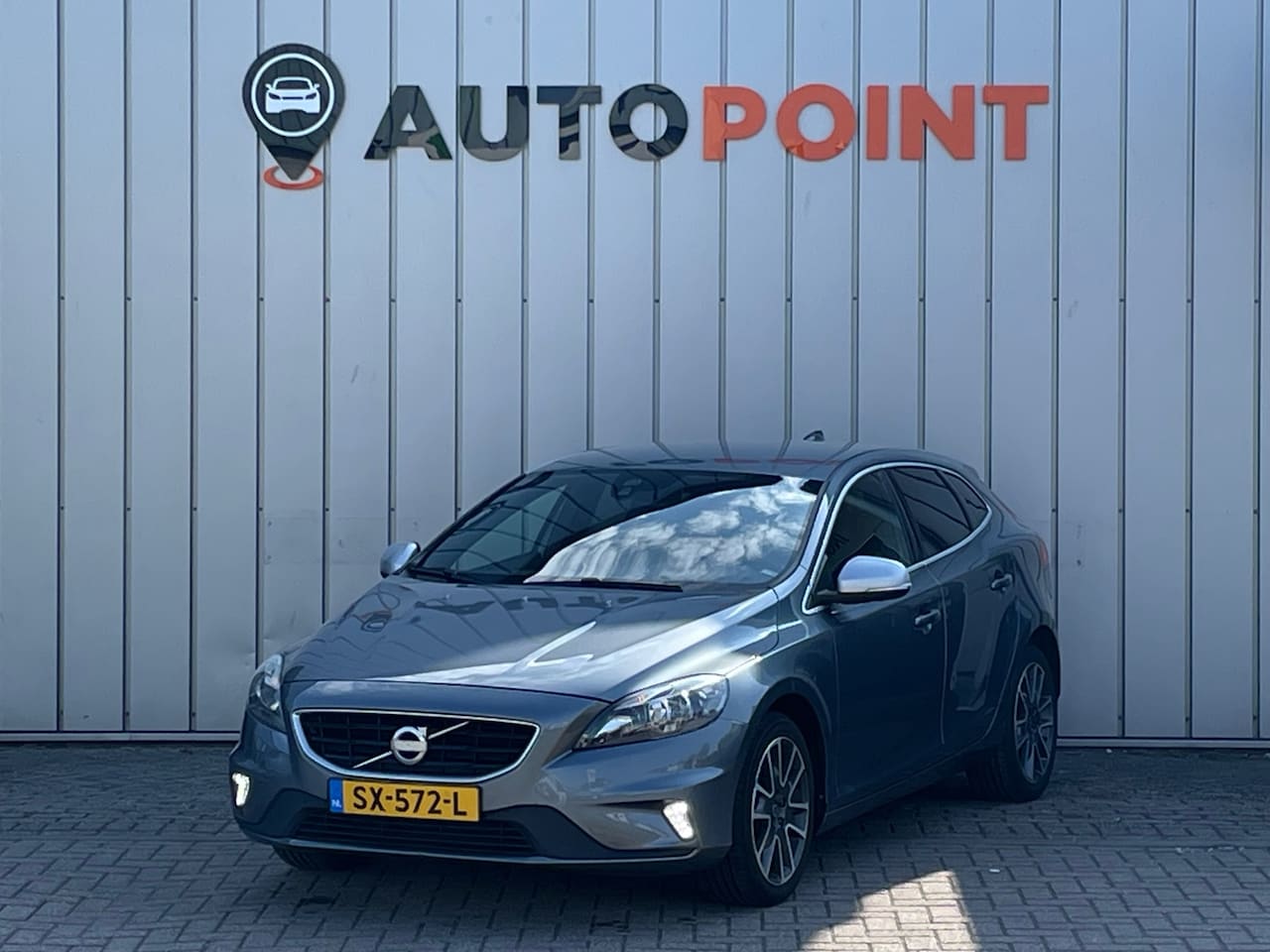 Volvo V40 - 2.0 D2 R-design AUTOMAAT|CAMERA|ALCANTARA|STOELVRM|VOORRUITVRM|CRUISECONTROL|ELEK.ACHTERKL - AutoWereld.nl