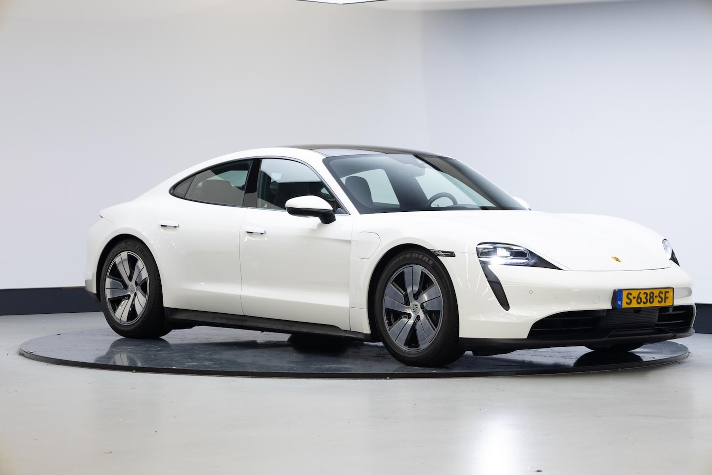 Porsche Taycan - Performance 93 kWh | Panoramadak | Warmtepomp | Camera | 5 zits | - AutoWereld.nl