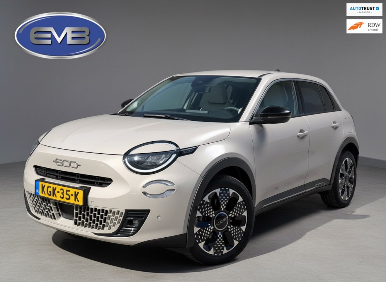 Fiat 600e - La Prima 54 kWh La Prima 54 kWh, achteruitrijcamera,lederen interieur, stoelverwarming, 9360 km, 1 e eigen - AutoWereld.nl