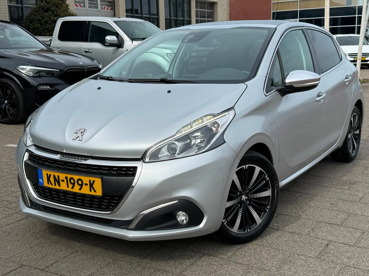 Peugeot 208 - 1.2 PureTech Allure l PANO l CARPLAY l LEDERBEKL. - AutoWereld.nl