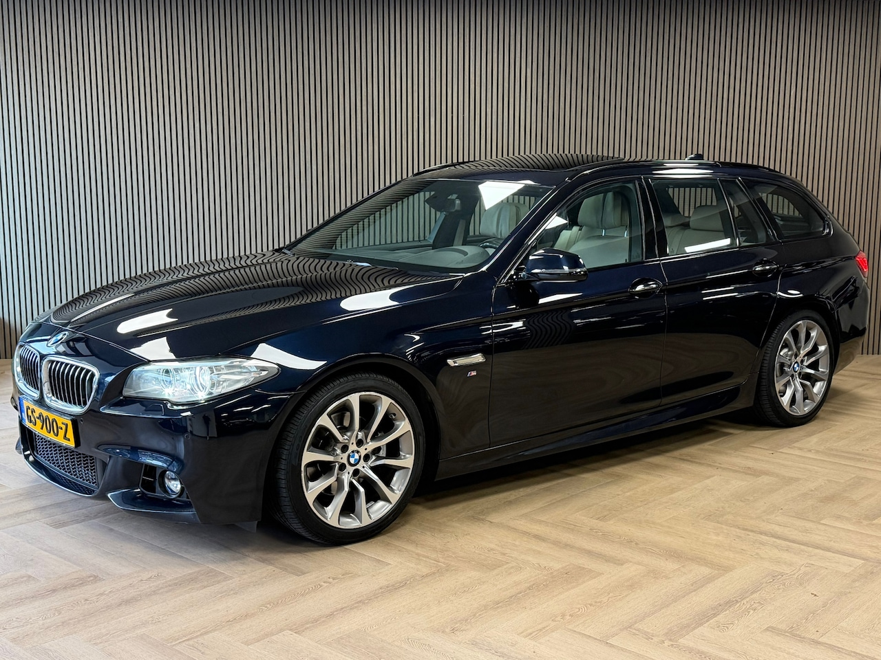 BMW 5-serie Touring - 520i High Executive AUT. M-PAKKET PANO DEALERONDERH. PARKEERSENSOREN VOOR EN ACHTER CRUISE - AutoWereld.nl