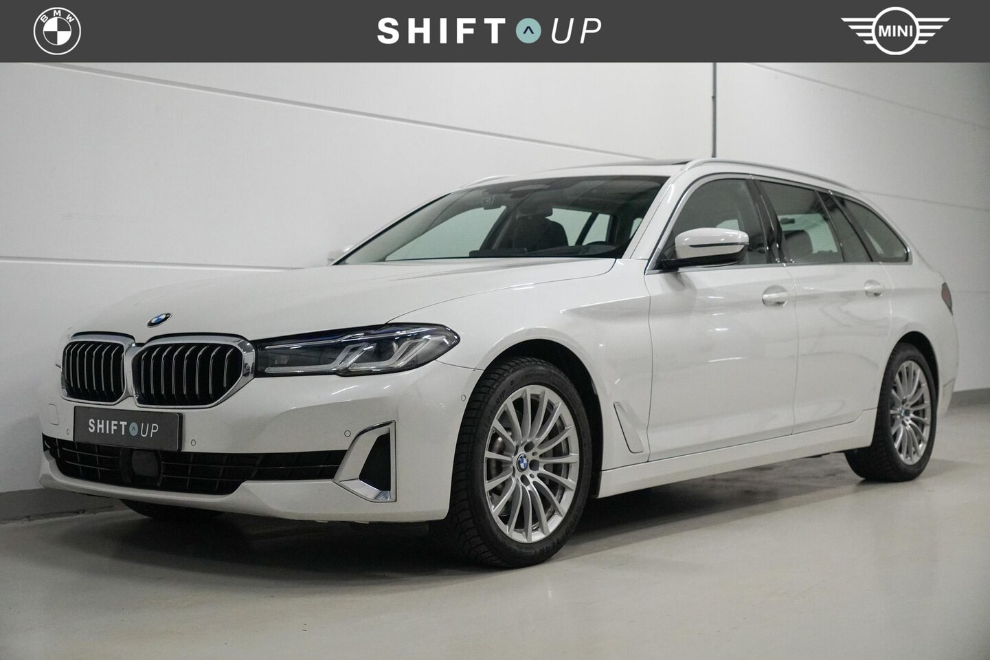 BMW 5-serie Touring - 530i Panoramadak | Laser | Head Up | Elektr. Trekhaak - AutoWereld.nl