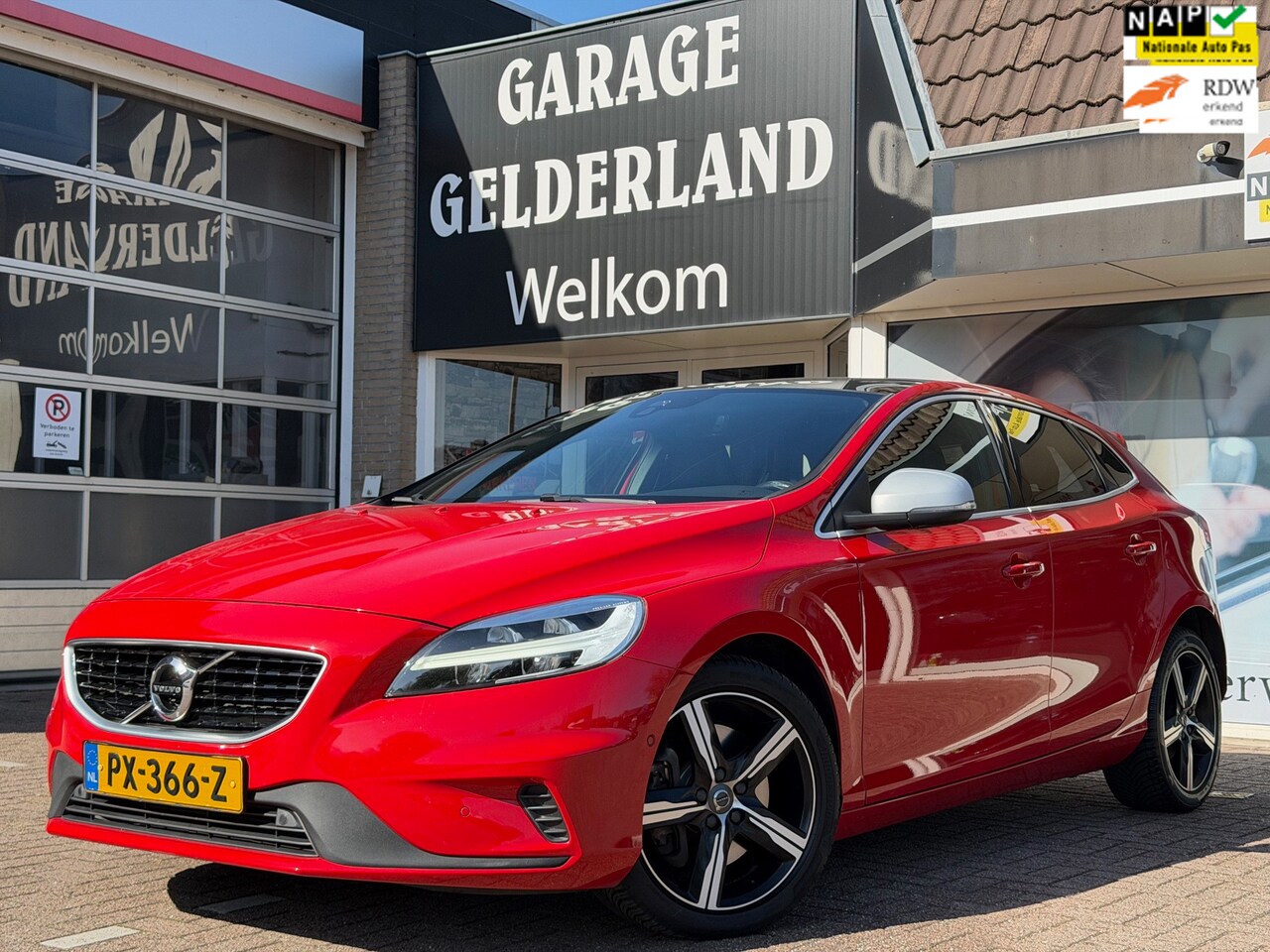 Volvo V40 - 2.0 T4 R-Design Sport | Panorama | Volleder | Navi | Camera | Acc | Climate | Vol-optie's! - AutoWereld.nl