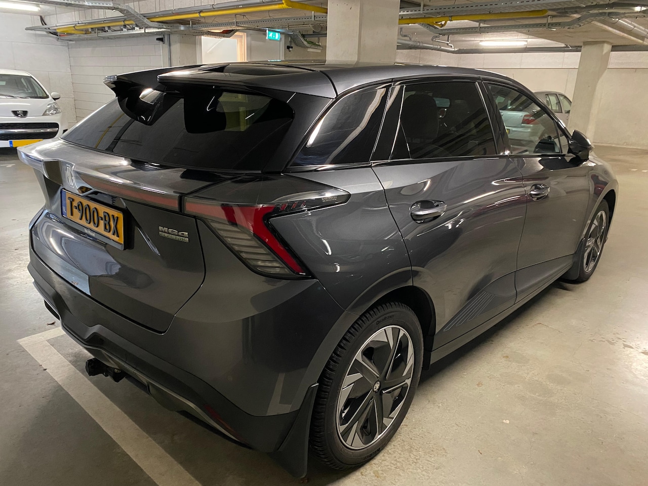 MG MG4 - Luxury 64kWh Extra opties: grijs interior, en afneembaar trekhaak - AutoWereld.nl