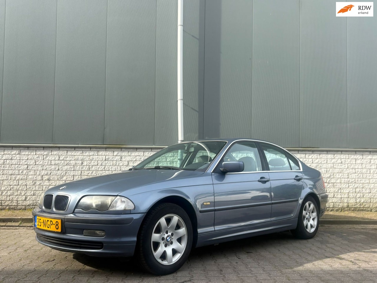 BMW 3-serie - 325i Executive-handgeschakeld-lees tekst-leer- - AutoWereld.nl