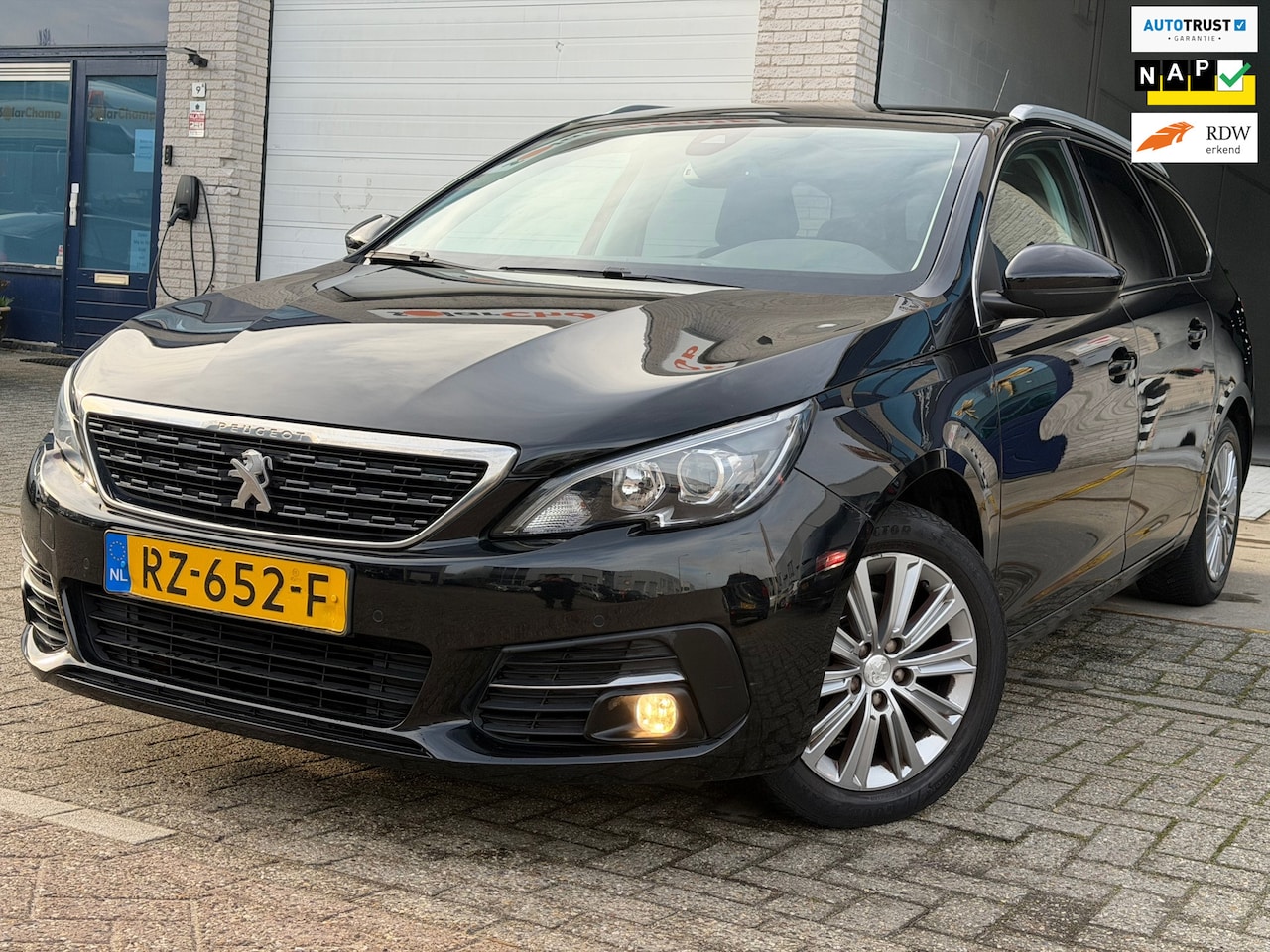 Peugeot 308 SW - 1.2 PureTech Blue Lease Premium/ AUTOMAAT/ nap/2e EIG/ dealeronderhouden/ 1jaar apk/ volle - AutoWereld.nl