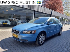 Volvo S40 - 2.4 Momentum drie eigenaren 11 jaar dezelfde eigenaar clima high performance sound 16inch