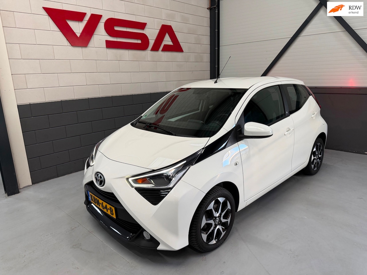 Toyota Aygo - 1.0 VVT-i x-play|Carplay|Flippers|Airco|Camera|Team D|Led|4-seizoen|dealeronderhouden|Auto - AutoWereld.nl