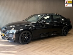 BMW 3-serie - 318i M Sport Edition AUT. LEDER NAVIGATIE PDC STOELVERWARMING CRUISE KEYLESS-GO