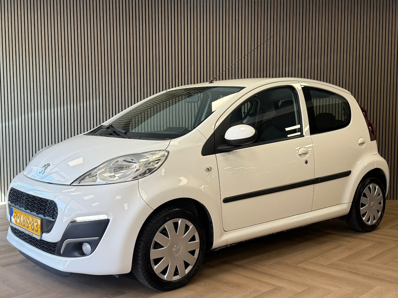 Peugeot 107 - 1.0 Active 5 DEURS AIRCO NAVIGATIE MEDIASCHERM USB - AutoWereld.nl