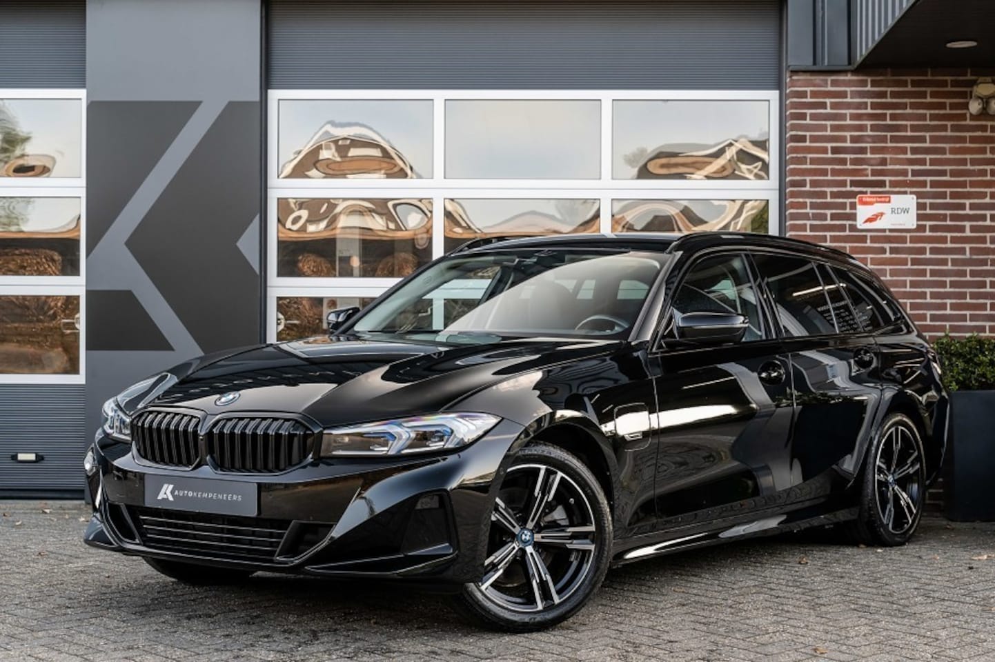 BMW 3-serie Touring - 320 320e | Head-Up | Trekhaak | Comfort Access | Sportstoelen | Stoelverwarming | 18' Inch - AutoWereld.nl