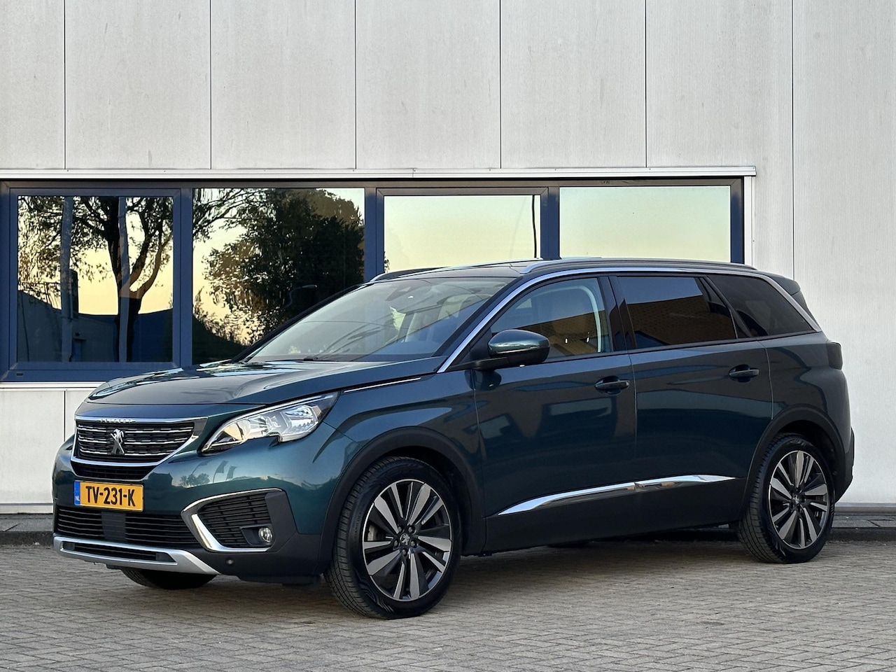 Peugeot 5008 - 1.2 PureTech l Nieuwe motor l Panorama l 7 Persoons l Leer l - AutoWereld.nl