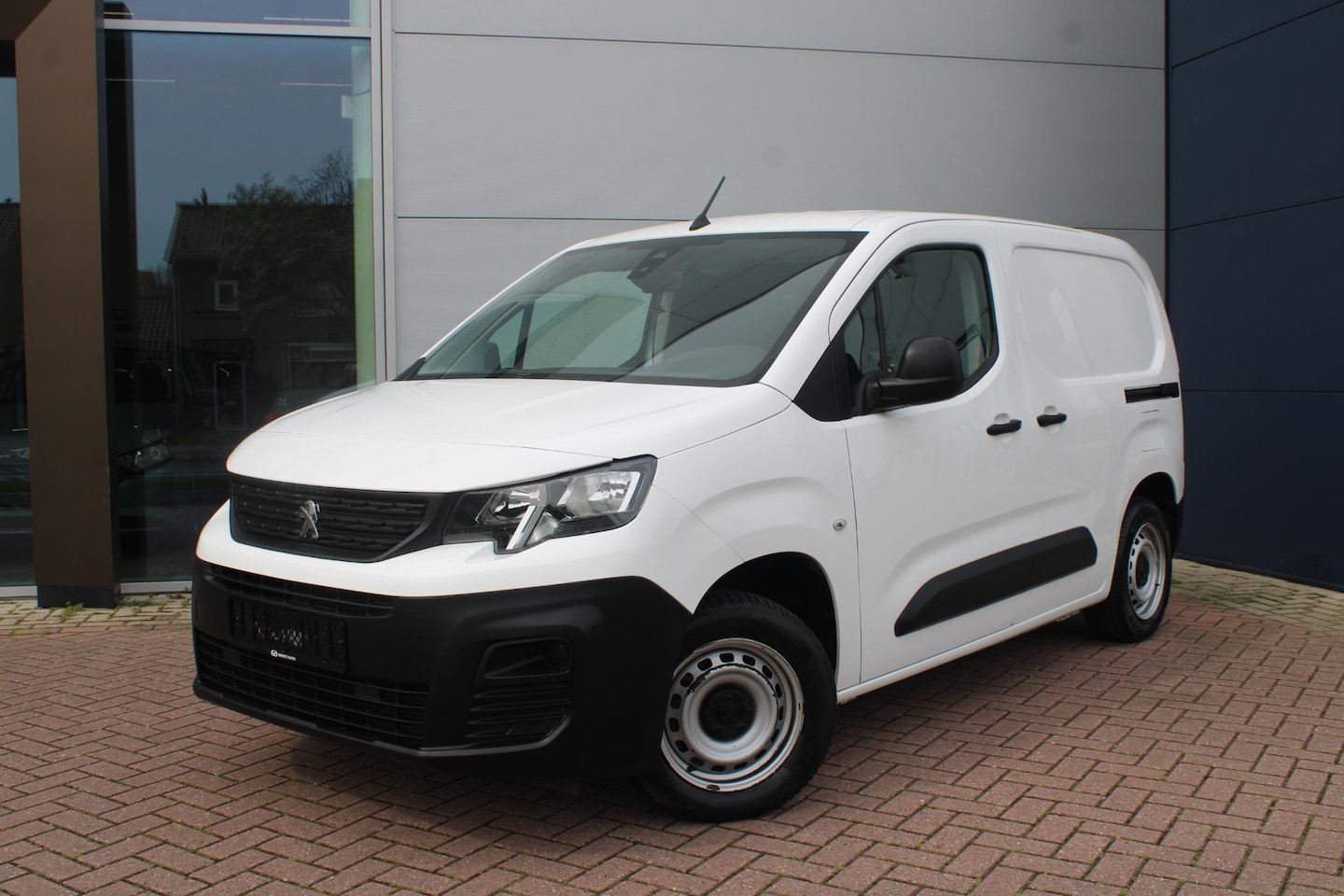 Peugeot Partner - 1.2 PureTech 110pk Premium Benzine 3-zits BPM-vrij Airco 2X zijdeur 52.898km Zeer mooi - AutoWereld.nl