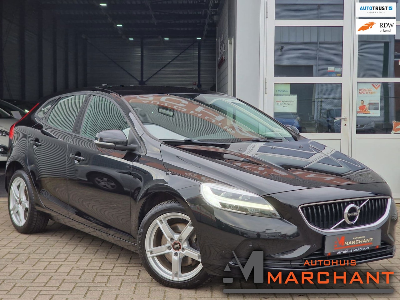 Volvo V40 - 2.0 T2 Momentum WEG=WEG!! DEALER OH! 1E EIG. 6BAK!|CAMERA|NAVI|PDC|VOL! - AutoWereld.nl