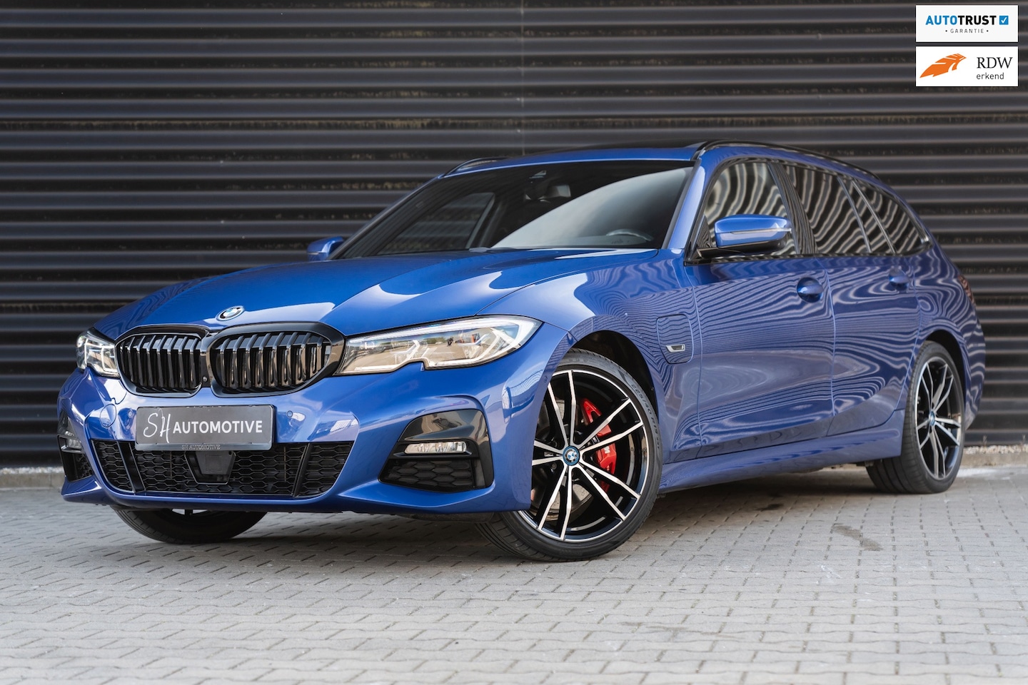 BMW 3-serie Touring - 330e High Executive M Sport / PANO / LEDER / TREKHAAK / 360 CAMERA - AutoWereld.nl