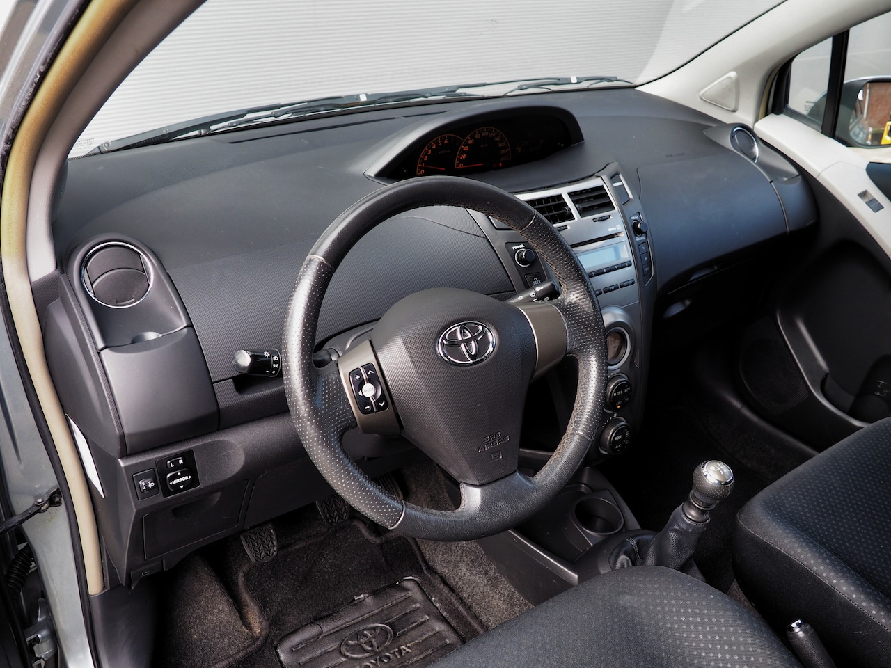 Toyota Yaris - 1.3 16v VVT-i Aspiration AIRCO TREKH. ELEK. PAKKET