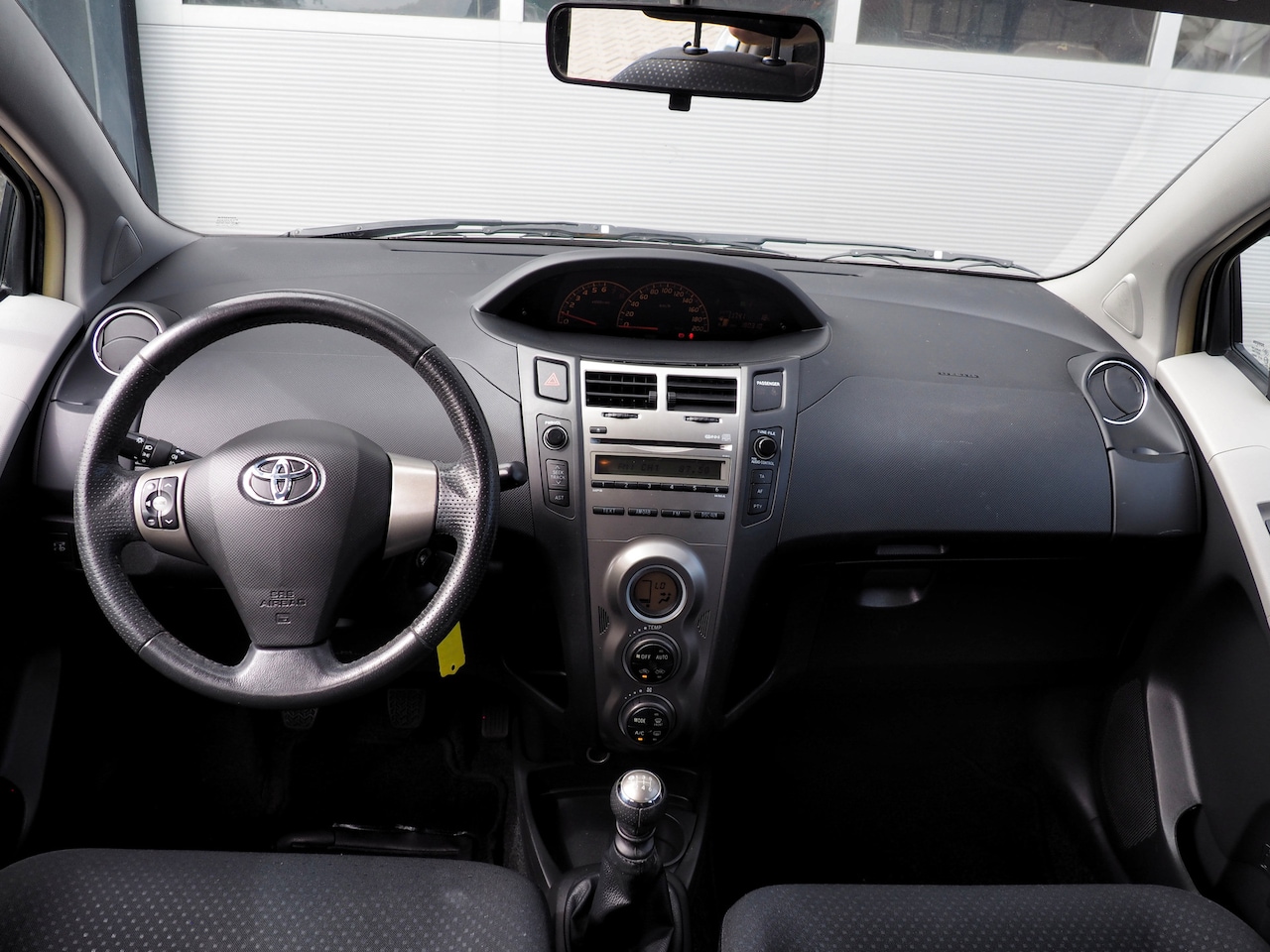 Toyota Yaris - 1.3 16v VVT-i Aspiration AIRCO TREKH. ELEK. PAKKET