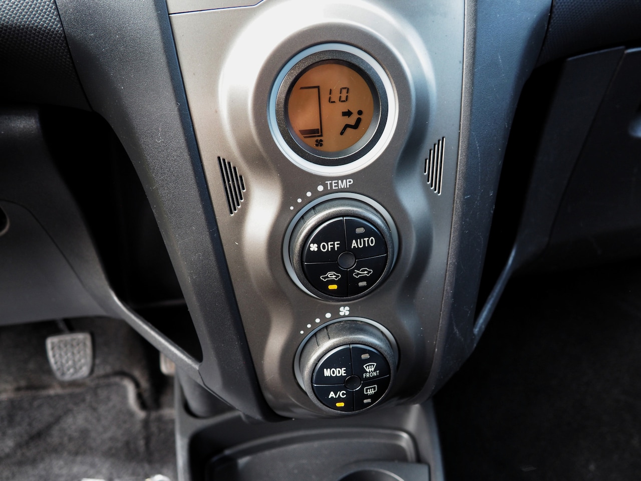 Toyota Yaris - 1.3 16v VVT-i Aspiration AIRCO TREKH. ELEK. PAKKET