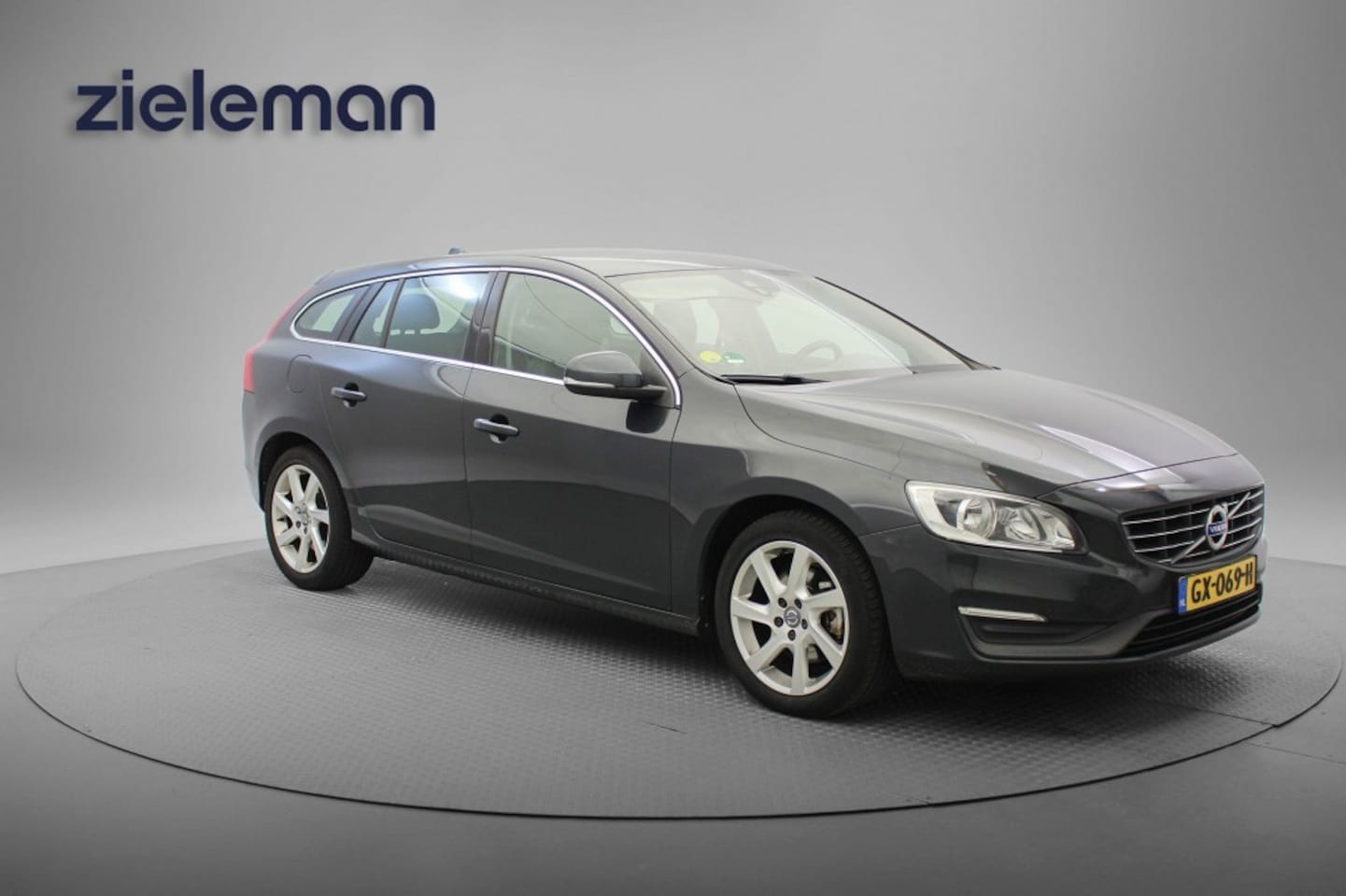 Volvo V60 - 2.0 D4 Momentum - Navi, Cruise, Half Leer, Clima, Trekhaak - AutoWereld.nl