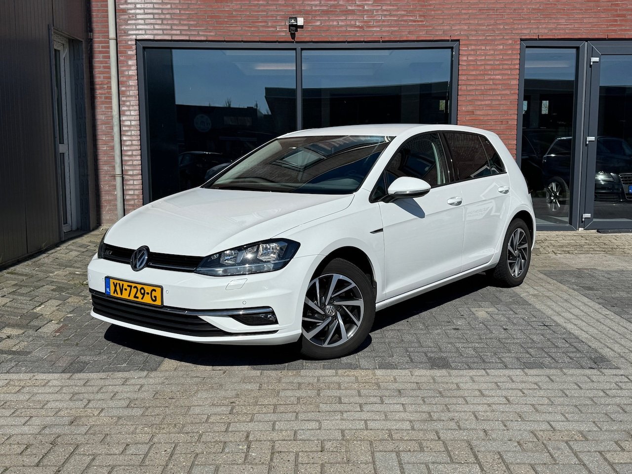 Volkswagen Golf - 1.0 TSI R-Line | Camera | Stoelverwarming | CarPlay | - AutoWereld.nl