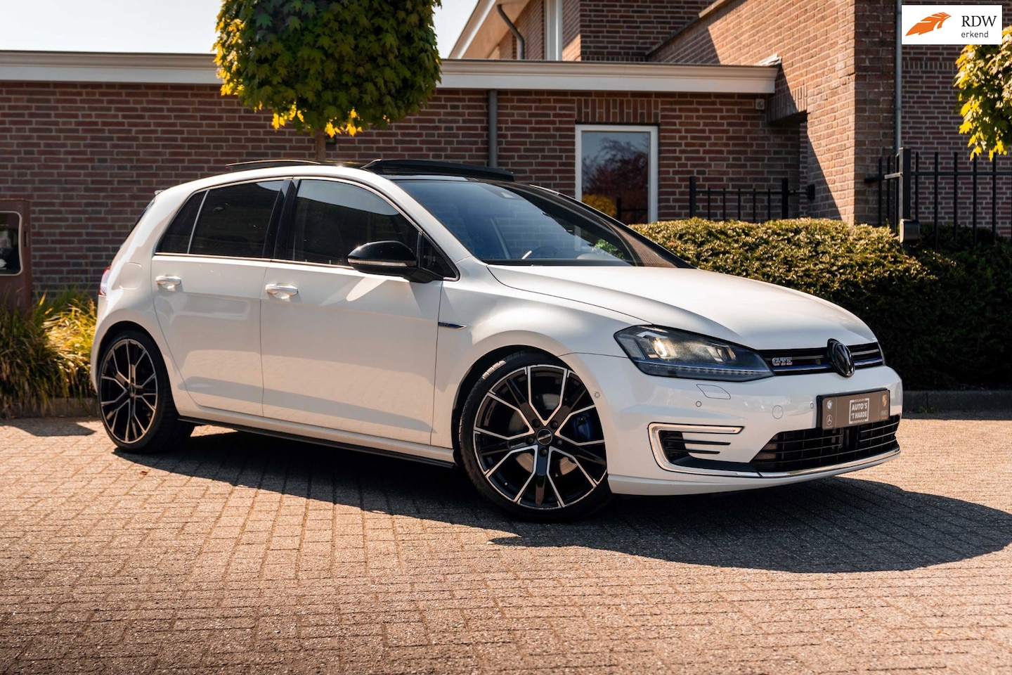 Volkswagen Golf - 1.4 TSI GTE 280 PK Adaptive Pano Leder Camera Stoelverwarming 19'' - AutoWereld.nl