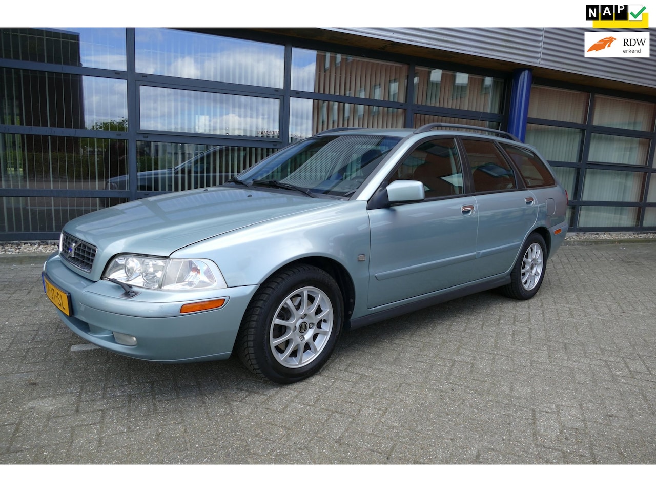 Volvo V40 - 1.8 Europa Automaat Airco Apk 8-4-2027 Trekhaak - AutoWereld.nl