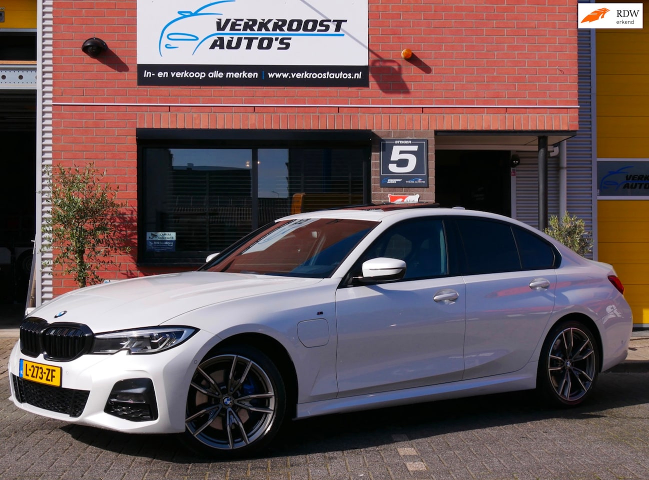 BMW 3-serie - 330e High Executive.M-sport.pano.laser.leder.vele optie.s - AutoWereld.nl
