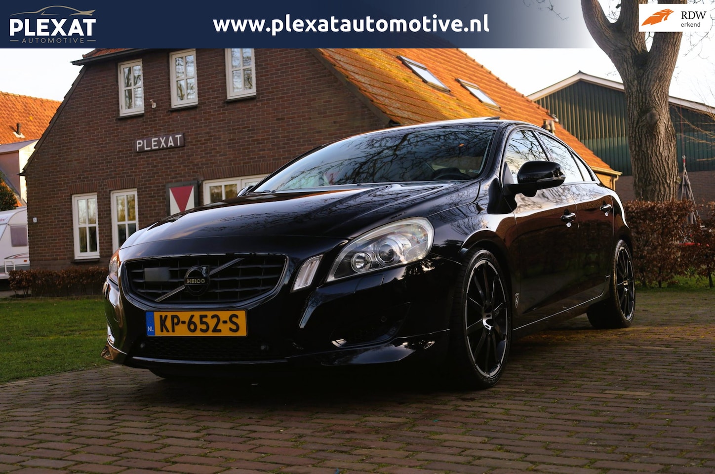 Volvo S60 - 3.0 T6 AWD Momentum Aut. | Heico Uitvoering | Panorama | Lijnbaan | Bliss | Camera | Stoel - AutoWereld.nl