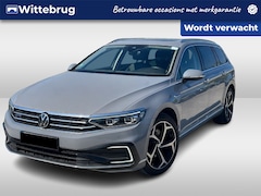 Volkswagen Passat Variant - 1.4 TSI 218pk PHEV GTE DSG Automaat Panoramadak / 18"LM velgen / LED matrix verlichting /