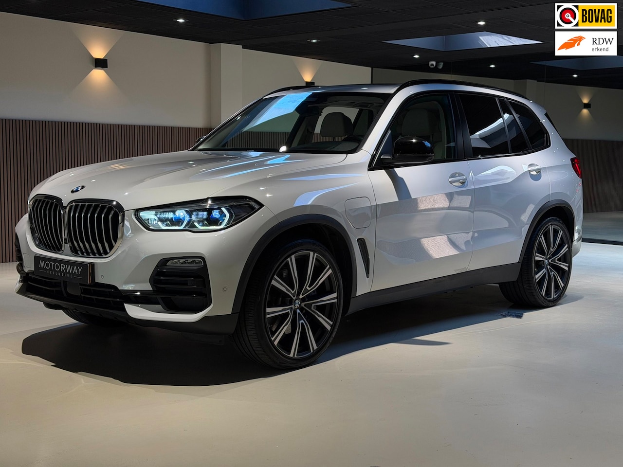 BMW X5 - XDrive45e High Executive|Crystal Pook|Skylounge|Leder|HuD - AutoWereld.nl