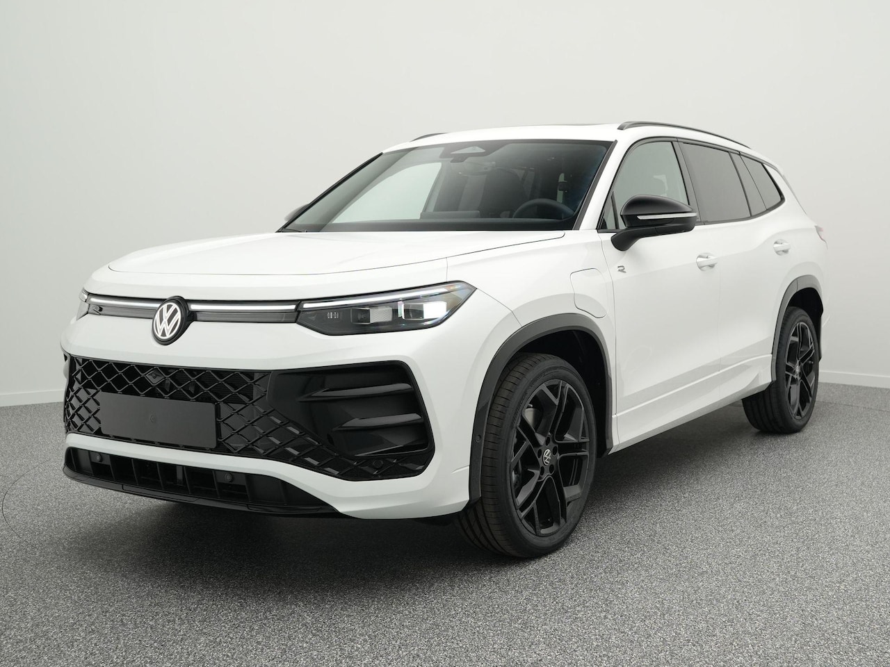 Volkswagen Tayron - R-Line Edition 1.5 eHybrid 204 PK | Trekhaak | 360 Camera | Panorama | Head Up | Black Sty - AutoWereld.nl