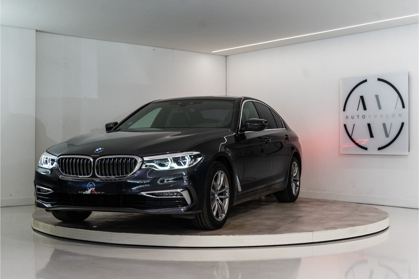 BMW 5-serie - 520i High Executive Edition 184PK | NL AUTO+NAP | Sfeer | LED | Trekhaak | Memory&Leder | - AutoWereld.nl