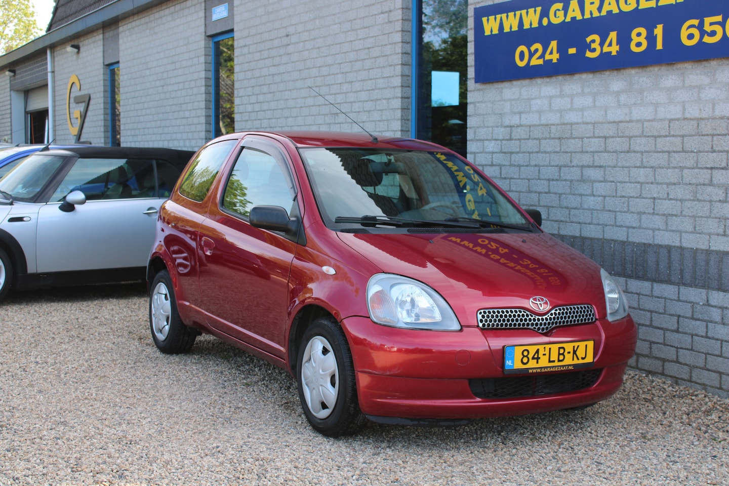 Toyota Yaris - 1.3 VVT-i Sol Automaat APK 20-06-2027 - AutoWereld.nl