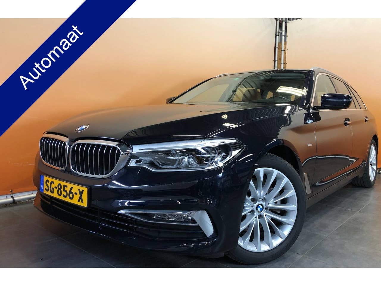 BMW 5-serie Touring - 520i High Executive sportint | panodak | camera | trekhaak | leer - AutoWereld.nl