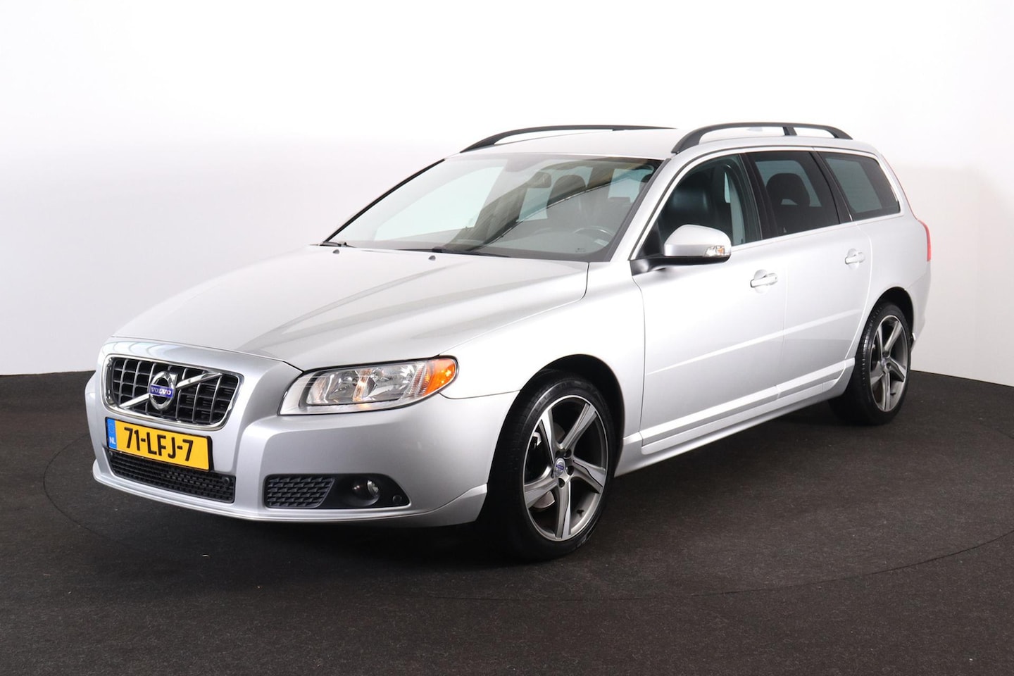 Volvo V70 - 2.0T Momentum - RTI Navigatie - Climate Control - Lederen bekleding - Verwarmbare voorstoe - AutoWereld.nl