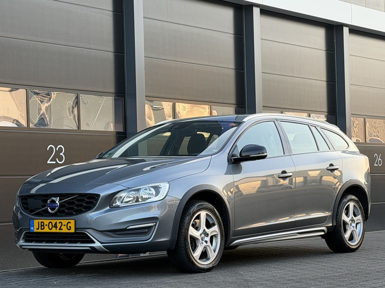 Volvo V60 Cross Country - V-60 2.0 D4 Navi Clima EURO-6 - AutoWereld.nl