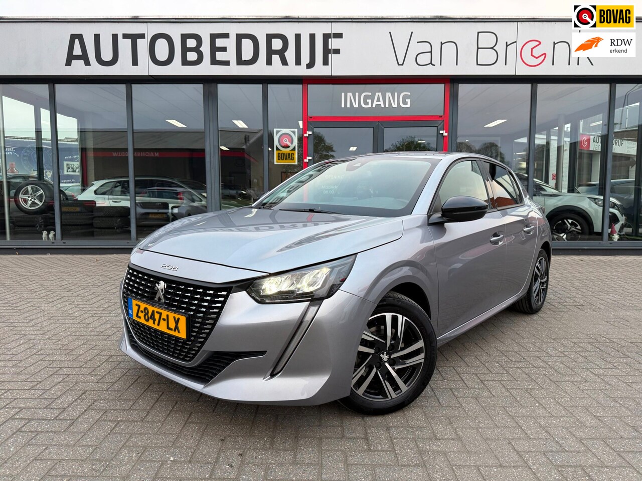 Peugeot 208 - 1.2 PureTech 100PK Allure Pack | Camera | Trekhaak - AutoWereld.nl