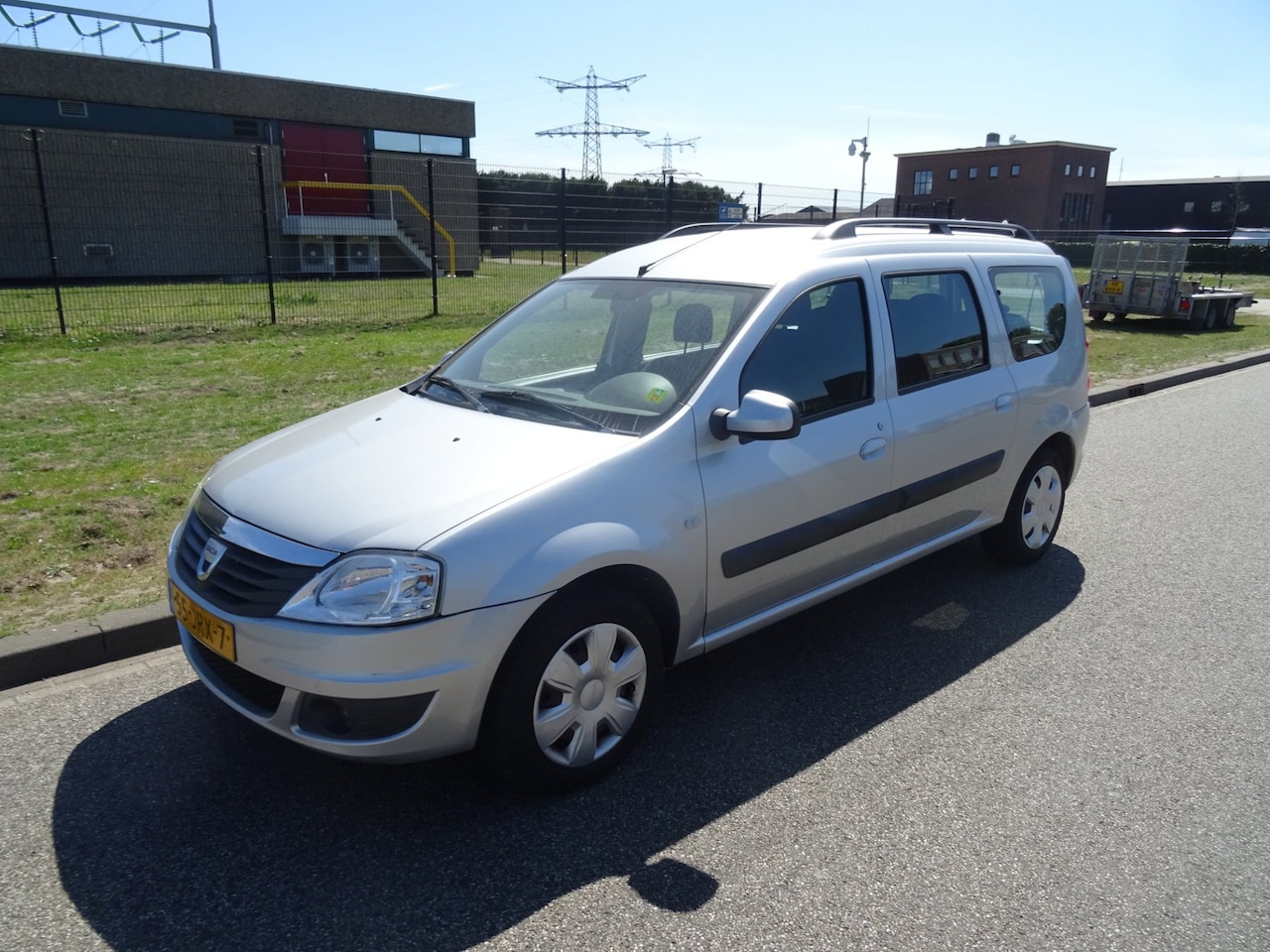 Dacia Logan MCV - 1.6 Lauréate 7p. 1.6 Lauréate 7p. - AutoWereld.nl