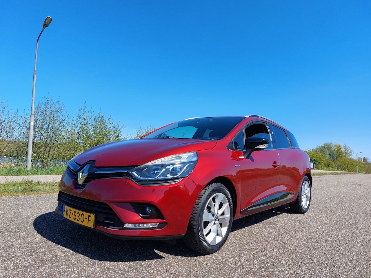 Renault Clio Estate - 0.9 TCe Limited. AIRCO, CRRUISE CONTROLE, NAV, TREKHAAK! - AutoWereld.nl