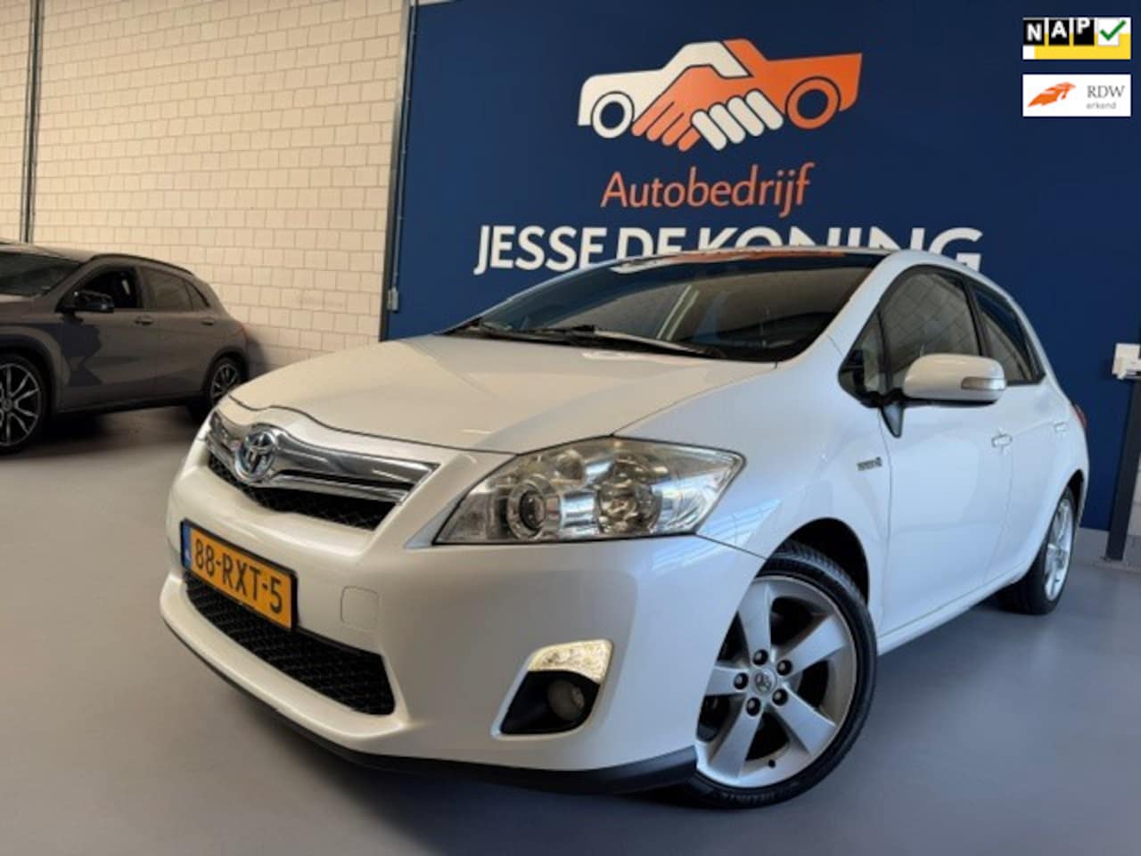 Toyota Auris - 1.8 Full Hybrid Executive Automaat / bj.2011 / parelmoer wit / climate / navi / APK tot 04 - AutoWereld.nl