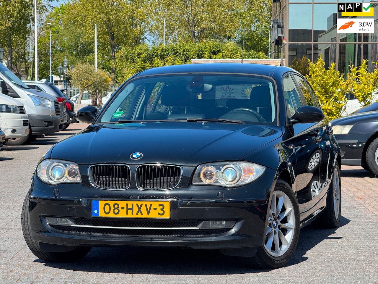 BMW 1-serie - 118i Business Line | Automaat | Navigatie scherm | Xenon | Parkeersensoren | Trekhaak | Cr - AutoWereld.nl