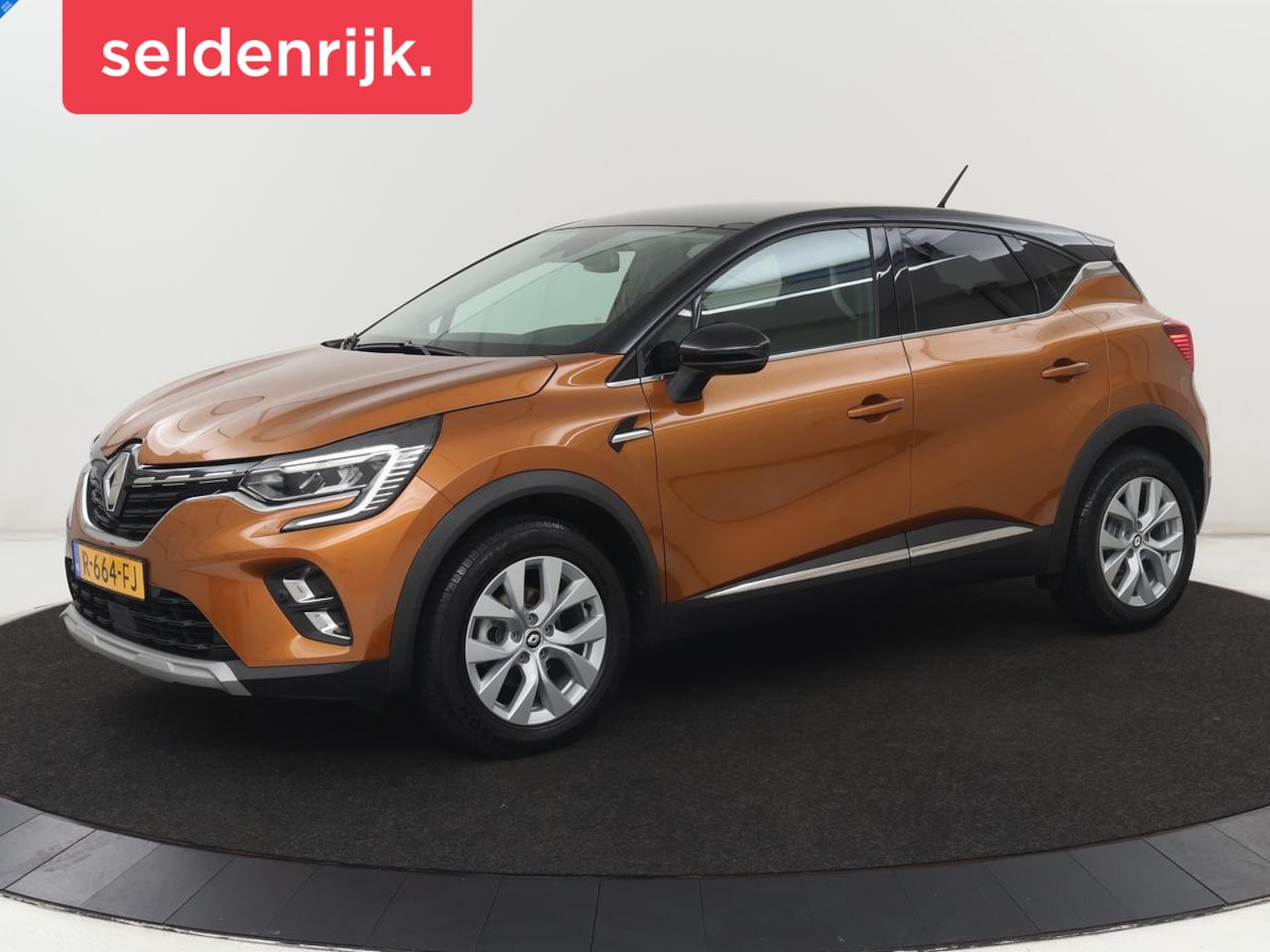Renault Captur - 1.3 TCe 140 Intens | Trekhaak | Carplay | Camera | Half leder | Full LED | Keyless | Clima - AutoWereld.nl